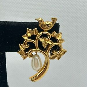 Avon Partridge in a Pear Tree Lapel Pin Gold tone Oval Pearl Tear Drop  tac Pin